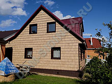 Дом отделан фасадными панелями Grand Line Сибирская дранка цвет Янтарь